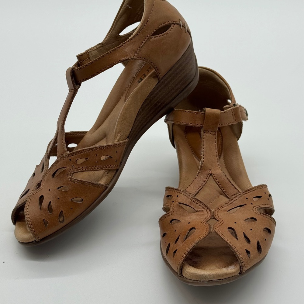 Earth Rosemary Sand Brown Leather T-Strap Wedge Sandals Laser Cut Womens 8B